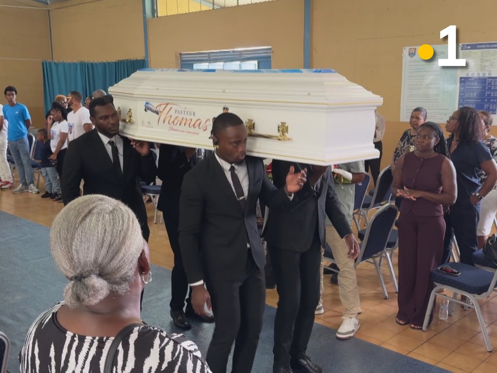 guadeloupela1e's tweet photo. ⚫🕊️ Un hommage émouvant rendu à Thomas Selbonne, mort dans l’explosion de Montebello ➕ d'infos 👉🏾 https://t.co/9F7rxNjjjD https://t.co/HNYPnWss7K