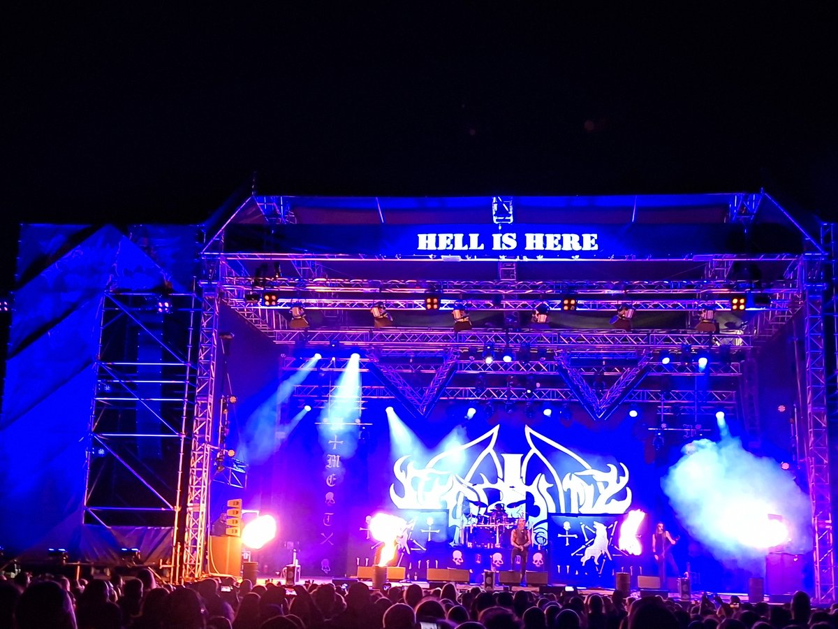 kopptisch's tweet photo. Marduk ist musikalisch wie auftrittstechnisch leider geil. Hrute immerhin ohnr Panzeratrappe. Auch sir versuchen, den Black-Metal-Eliten-Fetisch abzulegen. Immerhin. #psoa https://t.co/cDozWLTCIF