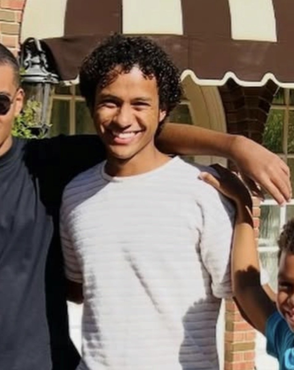 ashyookit's tweet photo. HIS CURLS https://t.co/7xcQnYMcon