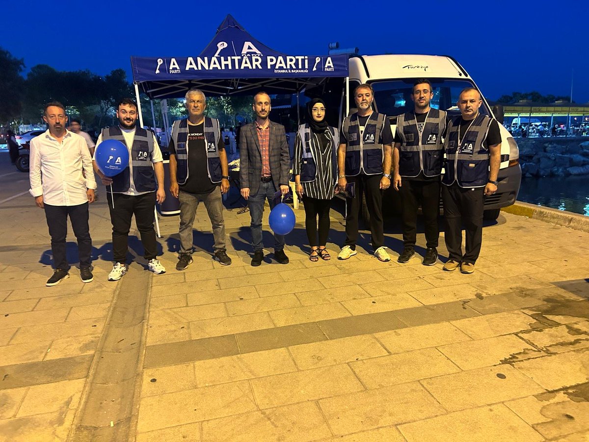 APartiAvcilar's tweet photo. Avcılar sahilindeki stand çalışmamızda vatandaşlarımızla bir araya gelerek üye çalışmalarımızı gerçekleştirdik. İlgi ve destekleri için tüm hemşehrilerimize teşekkür ederiz.
#YavuzAğıralioğlu #anahtarparti https://t.co/LwTgJgienb