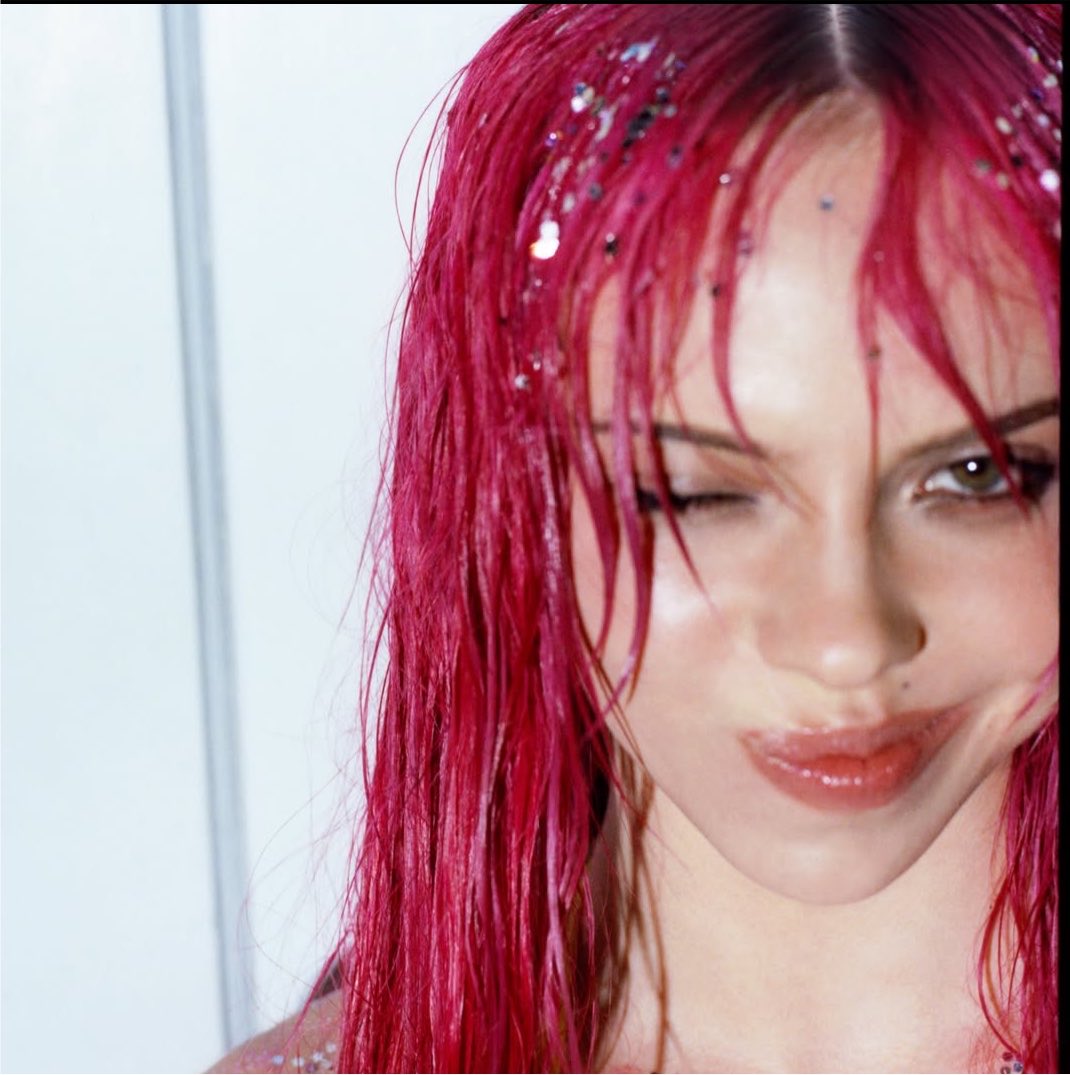 pedrdraw's tweet photo. queria saber o que esse designer tava pensando quando estragou essa foto impecável https://t.co/VC1OzHPUig