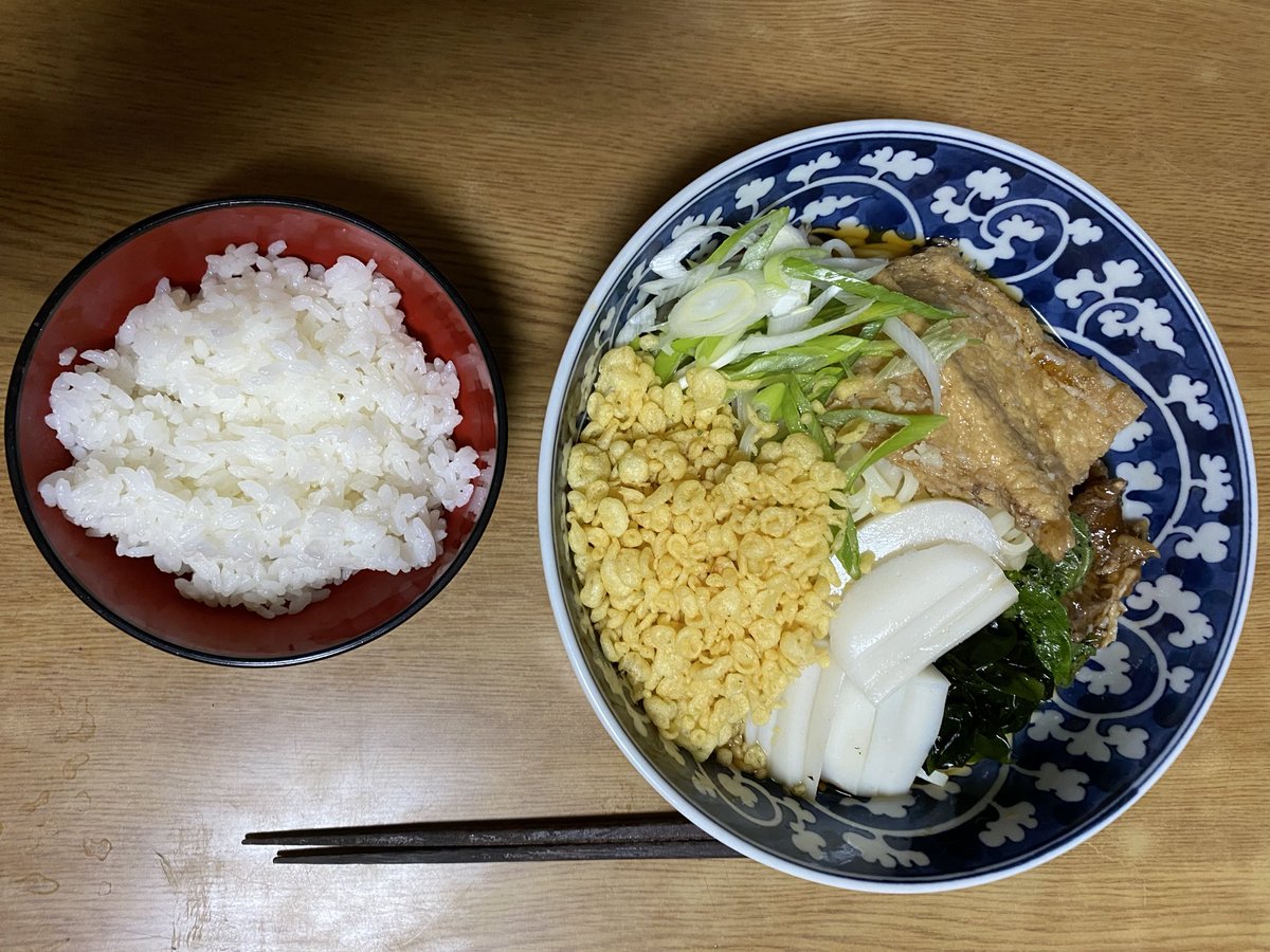 pandamaru03's tweet photo. 最近激務になり、食欲が薄れていく。って事で冷やしたぬききつねうどんでサラッと。 https://t.co/e1wpvEWPLo