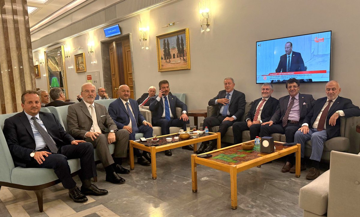 mhulkicevizoglu's tweet photo. 📍 TBMM Genel Kurulu

Hafta sonu mesaimizde iki önemli gündemle Genel Kurul çalışmalarımız sürüyor.

🔹 Çocukların suça sürüklenmesini önleyen, aile ve toplum güvenliğini merkeze alan 286 Sıra Sayılı Kanun Teklifini  kabul ettik.

🔹 289 Sıra Sayılı Kanun Teklifi üzerindeki görüşmelerimiz an itibariyle sürüyor.

Çocuklarımız ve geleceğimiz için hayırlı olmasını diliyorum. 🇹🇷

(Fotoğraf: Saat 14'te başlayan Genel Kurul çalışmalarımız yaklaşık 10 saattir sürüyor. Bakan ve milletvekillerimizle kuliste kısa bir çay molasında).