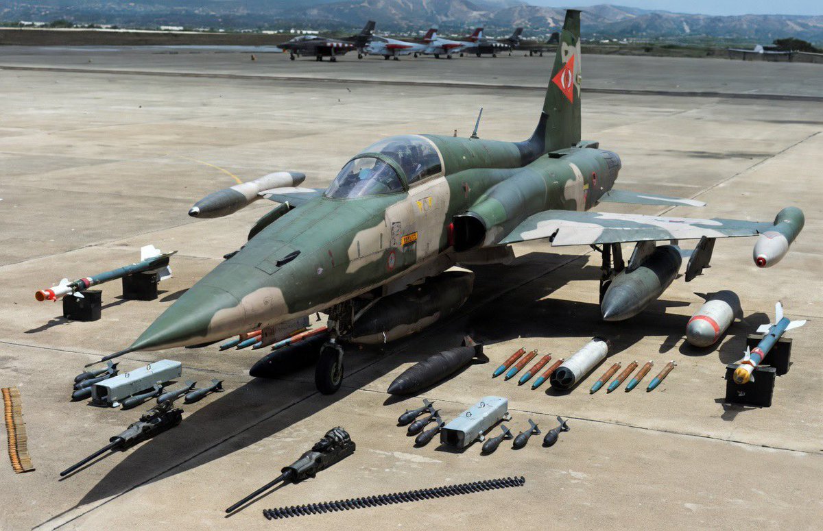 FAV_CLUB's tweet photo. #Historia 🇻🇪 | Canadair CF-5A (VF-5A) de la Fuerza Aérea Venezolana. Al fondo aviones de entrenamiento North American-Rockwell T-2D Buckeye. Barquisimeto, mediados de la década de 1980. https://t.co/4auy8WGK5v