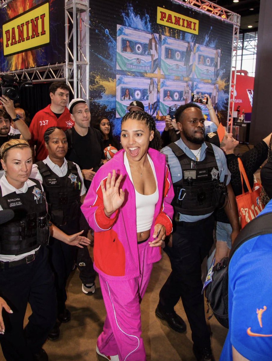 AzziReport's tweet photo. More pics of Azzi from the Panini event at ASW https://t.co/gru9ELmeRM