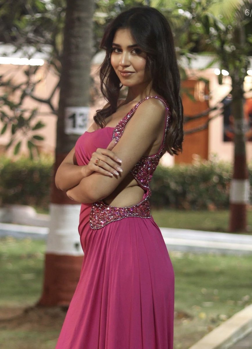 sajalalisa's tweet photo. i wish i watched splits when it aired 😭 obsessed with akanksha in this outfit she’s so pretty this is so her colour !!! https://t.co/xPSx27x3ap