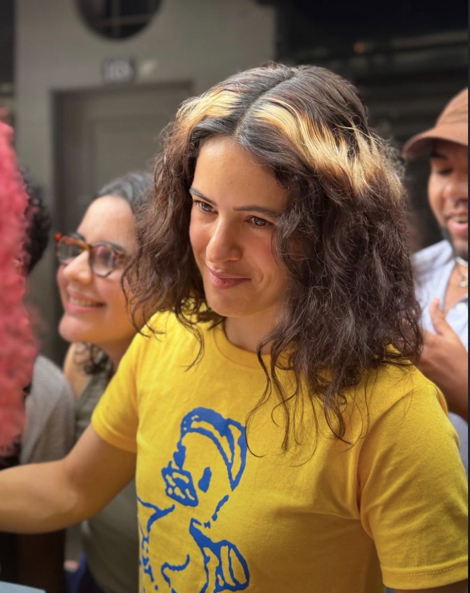 tracklist's tweet photo. LINDA! ROSALÍA conversando com fãs enquanto passeia pelo Rio de Janeiro. 🇧🇷 https://t.co/nfNHDH6yYR