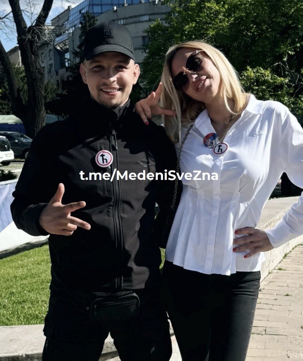 SlavijaI's tweet photo. 🔥 1. deo - ,, Medeni sa pravnim tomom objavljuje na svom telegram kanalu ,,medeni sve zna “ , video snimak caci kriminalca dejana vuksanovica ,koga obezbedjuju pripadnici policije na celu sa inspektorom krvnih delikata todorom dosenom ,koji je vodio slucaj i licno ucestvovao u fingiranju dokaza vezanih za ubistvo jelene marjanovic ,kada je nevino optuzen njen muz zoran!
Na snimku dosen ulazi zadnji u lokal i rasporedjuje druge pripadnike obezbedjenja , ima naocare na glavi, torbicu oko pasa i sam sjedi za stolom!
Pored dosana i druga dva za sada nn policajca ,u obezbedjenju vuksanovica ucestvuje mma borac mihajilo rajic, koji navlaci zavjese na prozoru separea gdje vuksanovic sjedi! Rajic je poznat kao stalni clan cacilenda i vojnik andreja kurcica za ciji racun je ucestvovao i prebijanju studenata prilikom studentskih blokada!
Rajica je u cacilend preporucila cuvena jahacica sns kartela , nina kopita, i upoznala ga sa andrejom kurcicem! “
