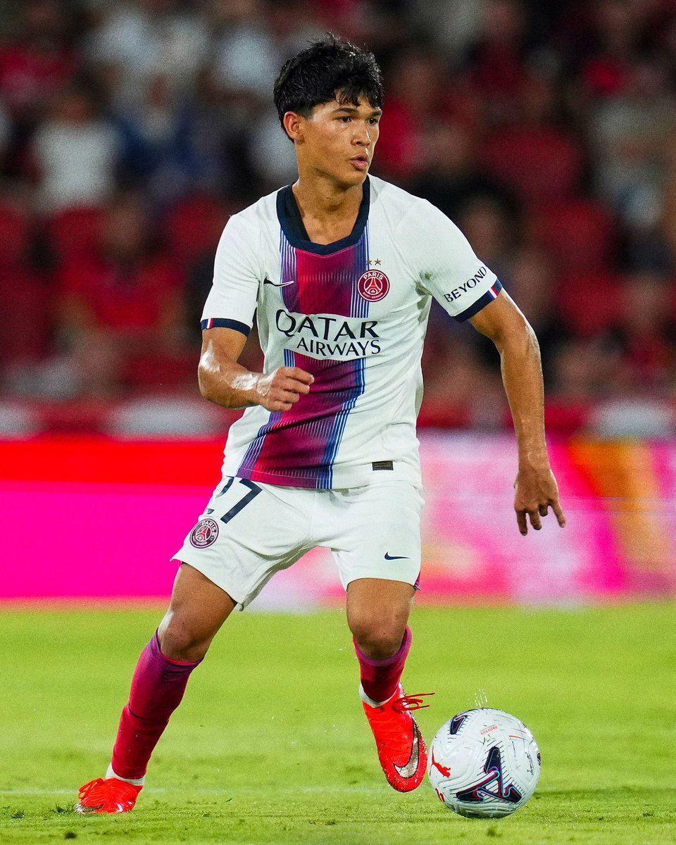 AncetreP's tweet photo. On sent qu’il pige de mieux en mieux le système de Lucho 
Patience ça va payer ❤️💙
#PSG https://t.co/7JKHWuYXw8