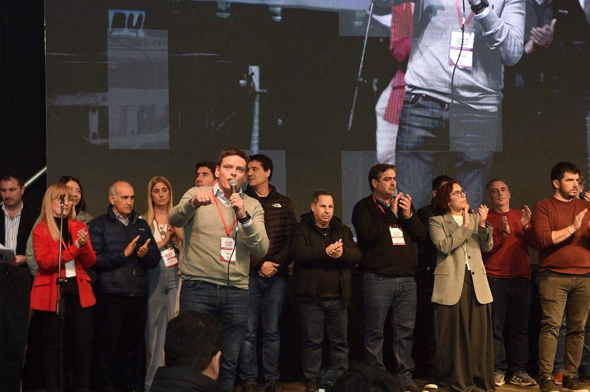 pablonicoletti_'s tweet photo. Hoy fui electo presidente de la Honorable Convención de la UCR de la provincia de Buenos Aires.

Asumir esta responsabilidad en La Plata, mi ciudad, en un Club Atenas con más de 1.500 radicales de toda la provincia, tiene para mí un significado enorme.

Hoy el radicalismo bonaerense recuperó toda su fuerza institucional y abrió una nueva etapa. Una fuerza que nace de cada distrito, de cada sección y de los miles de radicales que todos los días sostienen este partido.

Quiero felicitar especialmente a quienes van a acompañarme en la nueva Mesa de la Convención y saludar a las nuevas autoridades del Comité Provincia, encabezadas por @EmiBalbin como presidente y @JosefaMendo como vicepresidenta. Tenemos la responsabilidad de trabajar juntos y convertir toda esa fuerza en una alternativa para los bonaerenses.

Una UCR fuerte, moderna, con vocación de gobierno y capaz de volver a poner en el centro los problemas concretos de nuestra provincia: la educación, la seguridad, la salud, la producción, el trabajo y el desarrollo.

Gracias a los convencionales de las ocho secciones por la confianza y a los radicales que fueron parte de esta jornada.

Tenemos la historia, tenemos las ideas y tenemos la fuerza para construir lo que viene.

Que se rompa y no se doble.