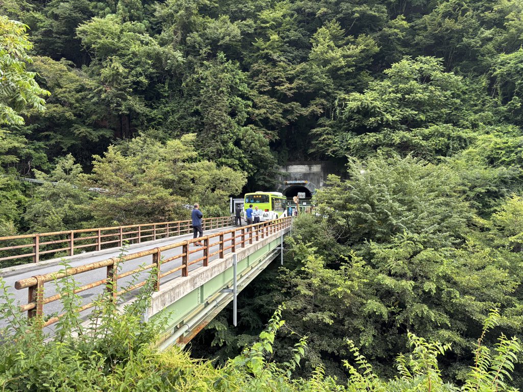 minaio2290's tweet photo. 警備員が来なくてゲート開かんwwwwwwwww https://t.co/hWxSn9FkVy