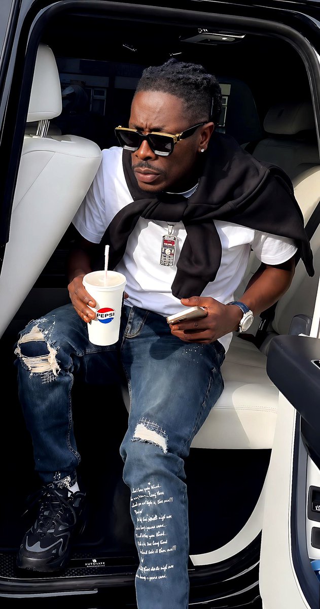 ShadrackAmonooC's tweet photo. W = World 
A = Alerted
L = Lyrical 
E = Entertainer 
👑 🐐 👑 https://t.co/iBxmyoPogW