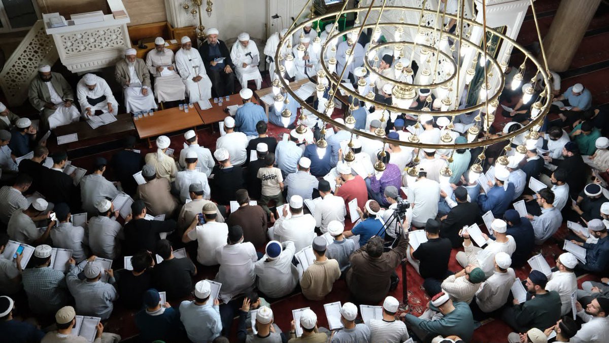 ihsanhocaresmi's tweet photo. Hindistan,Bangladeş ve Belucistan'dan gelen Şeyhu'l-Hadisler İfam'da Kütub-i Sitte'den icazet verdi. Allah Teala Rasulüllah Efendimiz'in(sav) hadislerinin ufkunda Kur'an'a muhatap olabilmeyi bizlere ihsan eylesin. Sabah saat: 10'da icazette buluşmak üzere Rabbime emanet olunuz. https://t.co/4rn0iA0xqs