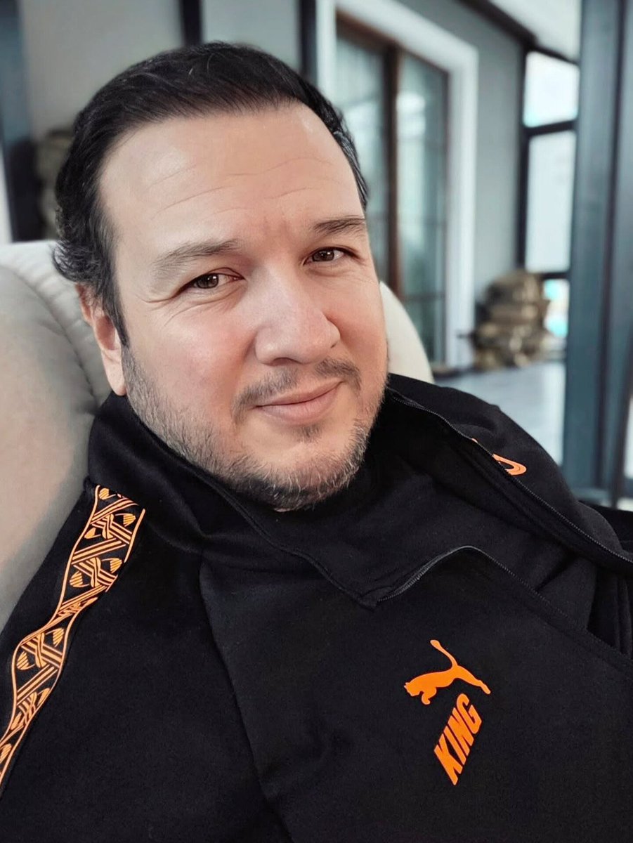 TMDigitale's tweet photo. Şahan Gökbakar'ın paylaşımı
  "Bizde transferi yapan;
  
Simit girişimcisi: Geleneksel bir unlu mamul olan simidi yenilikçi iş modelleriyle modern bir marka, zincir işletme veya yeni nesil bir kafe konseptine dönüştüren kişidir.

  Transferi onaylayan; 

 Otelci: Bir otelin sahibi olan veya oteli yönetip işleten kimseye denir. 

 Galatasaray'da olması gereken;

  Kurumsal bir futbol kulübünde transfer şu 4 adımla yapılır: 

 • İhtiyaç Analizi: Teknik direktör eksik pozisyonu ve aradığı oyuncu profilini belirler.

  • Veri Taraması (Scouting): Gözlemciler veri analiziyle kritere uyan en iyi 3 adayı listeler.

  • Ortak Karar: Sportif direktör, hoca ve scout ekibi bütçeye en uygun ismi seçer. Resmi Onay: Sportif direktör pazarlığı yürütür, yönetim bütçeyi onaylar ve imza atılır.