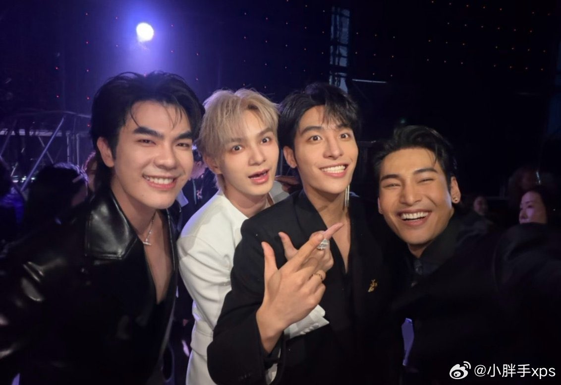 zzhaokitty's tweet photo. damn another xizhao and mileapo selfie together 😭 i love their friendship 

#XiZhaoAtWeiboGala #XiZhao https://t.co/tyNhhrtgCp