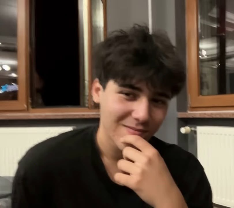 la1ice's tweet photo. HAYATIMIN ASKI 18. yaşından alabildigin enn guzel seyleri aldın sıra 19’da umarım kurdugun tumm dusleri sirasiyla gerceklestirdigin bir yil olur elinden gelenin en iyisini yaptin ve yapmaya da devam edeceksin seni çok seviyorum iyi ki dogdun😭🤍 #EfeShineDay https://t.co/SxvAZup8qz