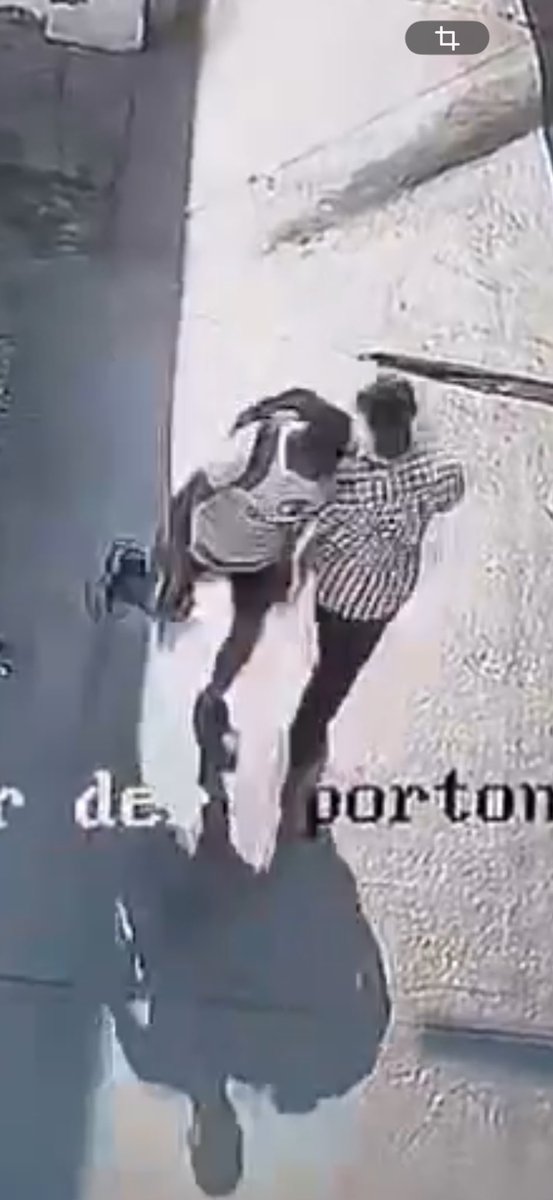 azucenau's tweet photo. 🚨Detienen a hombre por presuntamente provocar la muerte de un adulto mayor en Monterrey.

Un video del C4 captó el momento en que Héctor Iván “N” habría empujado a la víctima sobre Ruiz Cortines, donde posteriormente fue atropellada.

📸@rayelizalder https://t.co/cRmu3Hzfeu
