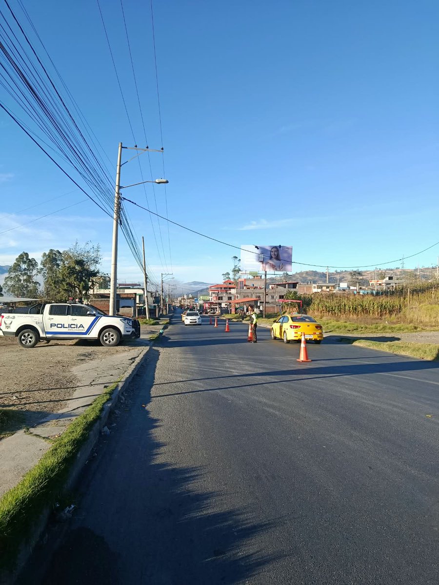 PoliciaEcZona5's tweet photo. 🚔 #Bolívar | La #PolicíaEcuador refuerza los controles en los principales ejes viales durante el feriado, verificando documentación y condiciones de circulación para prevenir siniestros y garantizar una movilidad segura.

#FeriadoSeguro
#ServirYProtegerConFirmeza https://t.co/ggYHOtboNR