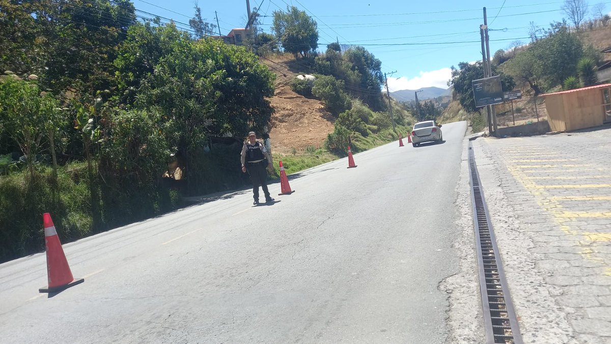 PoliciaEcZona5's tweet photo. 🚔 #Bolívar | La #PolicíaEcuador refuerza los controles en los principales ejes viales durante el feriado, verificando documentación y condiciones de circulación para prevenir siniestros y garantizar una movilidad segura.

#FeriadoSeguro
#ServirYProtegerConFirmeza https://t.co/ggYHOtboNR