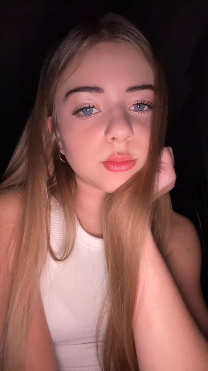 1your_dasha's tweet photo. Tell me something sweet. 💬 https://t.co/MouvoCipFP