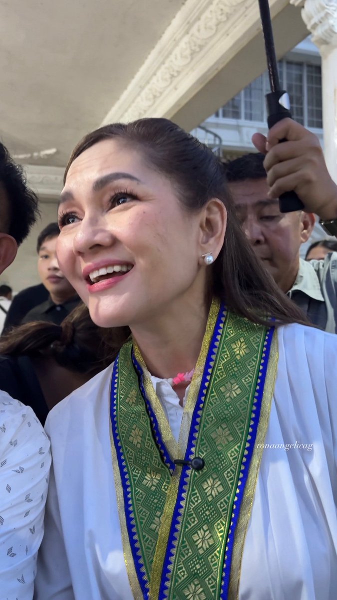 ronaangelicag's tweet photo. Ang ganda niyaaaaa 💜 @risahontiveros niloloko mo ata kami eh senior ka tunay? Parang hindi naman ma 😭 

Ganyan ako kalapit sakanya kahapon 🤧 https://t.co/Z9snu5SmVV