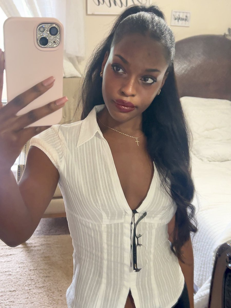 venusianegghead's tweet photo. looking like “let me put you on hold while i transfer you 🤓” https://t.co/Cn1rO6KqGe