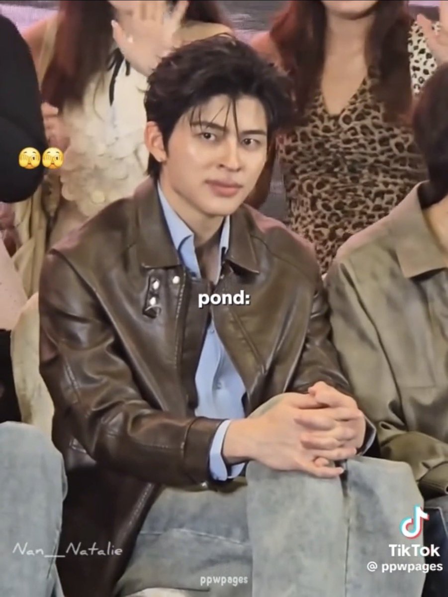 SeviraS3's tweet photo. JADI GINI CERITANYA GUYS 😭 waktu PerthSanta & P’Leo lagi nge-EXPOSE jealousy-nya PondPhuwin… dan ternyata BANYAK banget yang mereka SPILL… 😭🤭

♌️: Mengenai Pond, gimana dia kalo tentang Phuwin? dia bahkan ga bisa ngelihat muka Phuwin tanpa malu-malu. 

Perth: Katanya kalo kamu malu-malu depan seseorang berarti punya ‘perasaan’ ke dia. Si kucing kecil PhuPhu juga sering malu-malu juga, ganti-gantian mereka mah. 

Santa: Kalo di Set Syuting, kita selalu melihat mereka berduaan terus dan selalu duduk bareng loh 

Perth: Mereka (🐻🐼) sangat posesif. Kayak waktu itu, kita lagi promosi in Riser Con disini, trus Phuwin join lewat video call, EH Pond pegang tangan kita (Perth dan Santa), langsung Phu keluar posesifnya dan nanyain “Hei Pond, ngapain lu pegang tangan PerthSanta kayak gitu?” (😭🤣) atau di lain waktu, pas lagi live bareng fan club, trus ada 1 fans yang komen “PerthPhuwin” dan Pond langsung cemburu! 

Santa: Ngga dibolehin sama Pond

♌️: Jadi 🐻 cemburu?? 

Perth & Santa: Iyaa… Iyaa… 

♌️:  Ngga boleh naruh nama lain di samping nama Phuwin. 

Perth: (niruin nada ngomong Pond yang suaranya berat tapi nada agak tinggi kayak marah gitu… 😭🤭) Dari mana datang nya PerthPhuwin?? Ngga ada ya, biarin Perth sama Santa aja. 

Santa: (ngelanjutin dari Perth, nada suara di bikin berat juga niruin Pond 😭🤭) Phuwin itu parter gw, ga boleh ada yang sentuh. 

♌️ Perth, Santa: Aaahh… (saling setuju 🤣) 

// WKWKWK 😭🤣 PerthSanta & P’Leo EMANG KOMPOR MELEDUK!! Aseli NGAKAK nonton semua cerita PondPhuwin jealous dibongkar satu-satu dari awal sampe akhir… 😭😭🤣🤭

#PondPhuwin #PerthSanta 
#ppnaravit #phuwintang 
#GMMTVFanfestInMacau2026 

PONDPHUWIN FANFEST MACAU
PERTHSANTA STARLIT JOURNEY