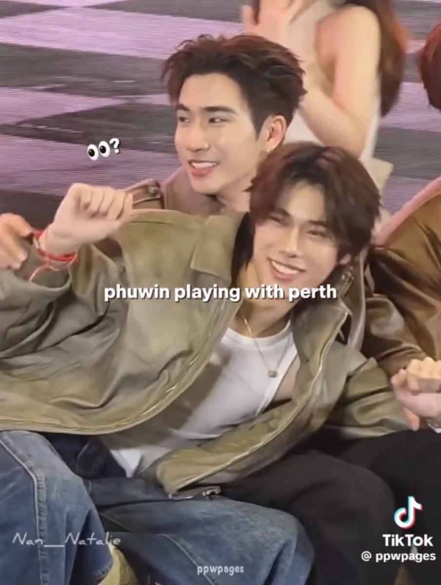 SeviraS3's tweet photo. JADI GINI CERITANYA GUYS 😭 waktu PerthSanta & P’Leo lagi nge-EXPOSE jealousy-nya PondPhuwin… dan ternyata BANYAK banget yang mereka SPILL… 😭🤭

♌️: Mengenai Pond, gimana dia kalo tentang Phuwin? dia bahkan ga bisa ngelihat muka Phuwin tanpa malu-malu. 

Perth: Katanya kalo kamu malu-malu depan seseorang berarti punya ‘perasaan’ ke dia. Si kucing kecil PhuPhu juga sering malu-malu juga, ganti-gantian mereka mah. 

Santa: Kalo di Set Syuting, kita selalu melihat mereka berduaan terus dan selalu duduk bareng loh 

Perth: Mereka (🐻🐼) sangat posesif. Kayak waktu itu, kita lagi promosi in Riser Con disini, trus Phuwin join lewat video call, EH Pond pegang tangan kita (Perth dan Santa), langsung Phu keluar posesifnya dan nanyain “Hei Pond, ngapain lu pegang tangan PerthSanta kayak gitu?” (😭🤣) atau di lain waktu, pas lagi live bareng fan club, trus ada 1 fans yang komen “PerthPhuwin” dan Pond langsung cemburu! 

Santa: Ngga dibolehin sama Pond

♌️: Jadi 🐻 cemburu?? 

Perth & Santa: Iyaa… Iyaa… 

♌️:  Ngga boleh naruh nama lain di samping nama Phuwin. 

Perth: (niruin nada ngomong Pond yang suaranya berat tapi nada agak tinggi kayak marah gitu… 😭🤭) Dari mana datang nya PerthPhuwin?? Ngga ada ya, biarin Perth sama Santa aja. 

Santa: (ngelanjutin dari Perth, nada suara di bikin berat juga niruin Pond 😭🤭) Phuwin itu parter gw, ga boleh ada yang sentuh. 

♌️ Perth, Santa: Aaahh… (saling setuju 🤣) 

// WKWKWK 😭🤣 PerthSanta & P’Leo EMANG KOMPOR MELEDUK!! Aseli NGAKAK nonton semua cerita PondPhuwin jealous dibongkar satu-satu dari awal sampe akhir… 😭😭🤣🤭

#PondPhuwin #PerthSanta 
#ppnaravit #phuwintang 
#GMMTVFanfestInMacau2026 

PONDPHUWIN FANFEST MACAU
PERTHSANTA STARLIT JOURNEY