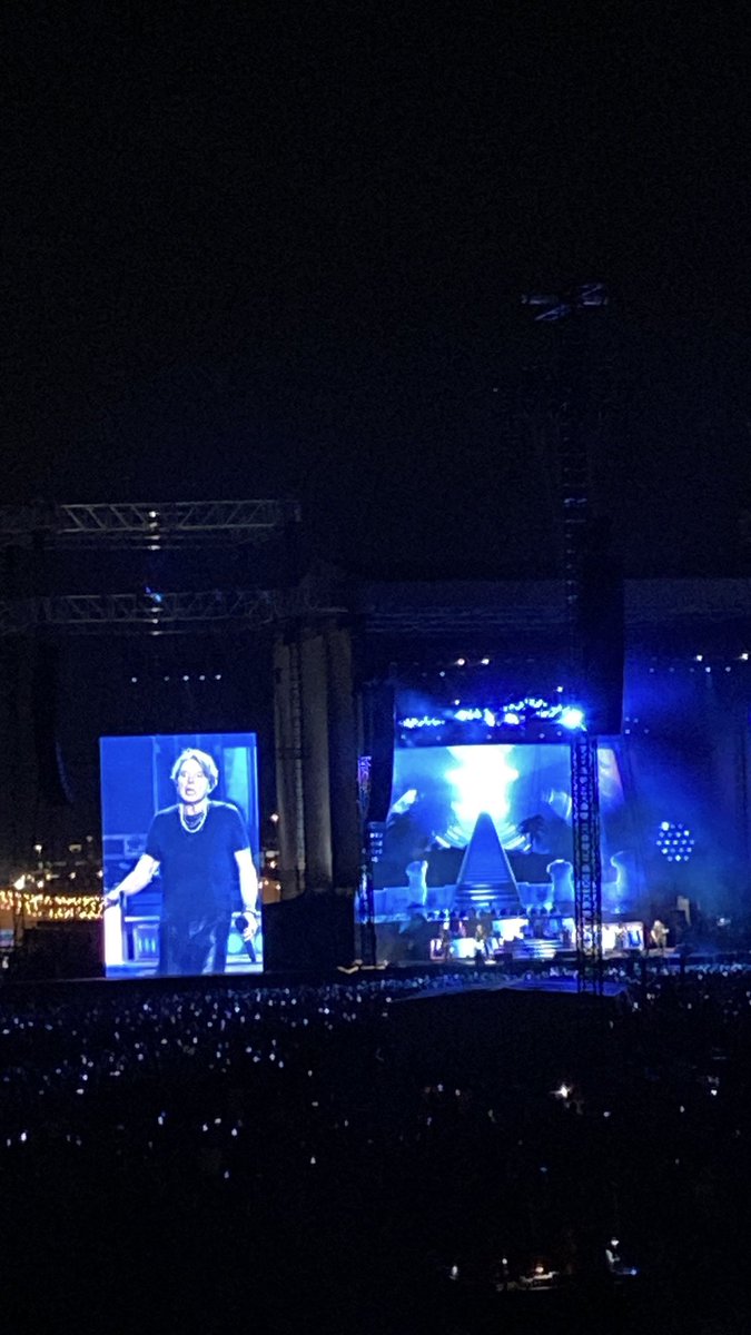 QueenSunderland's tweet photo. They put on such a great performance in Toronto, so happy I got to see them and finally hear November Rain in person❤️ @gunsnroses #GNR 💜❤️💜❤️🙌🙌 https://t.co/pEY9n9VlpC