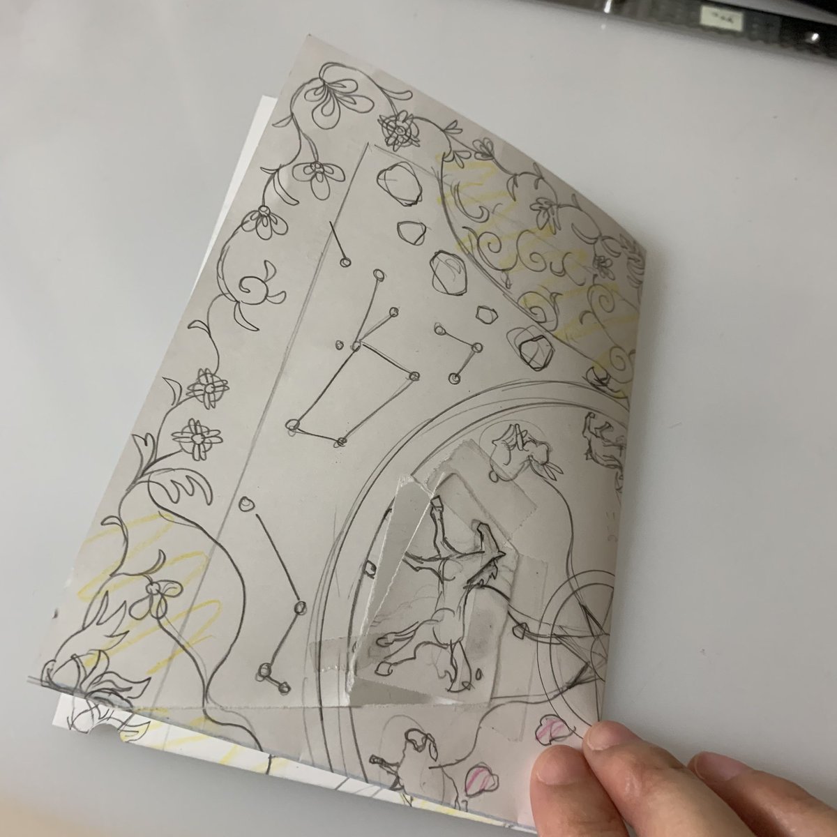 kurooimichi's tweet photo. 昨日の絵のメイキング

ラフを描く→絵の周りをペルシャ絨毯のように飾りたいと思う→下書きを2回折り1/4の部分に模様を描く→ライトボックスで下から透かせて1/2、全体に模様を写しとっていく

…すごくアナログです！！！！ https://t.co/qWFRvWDDMV
