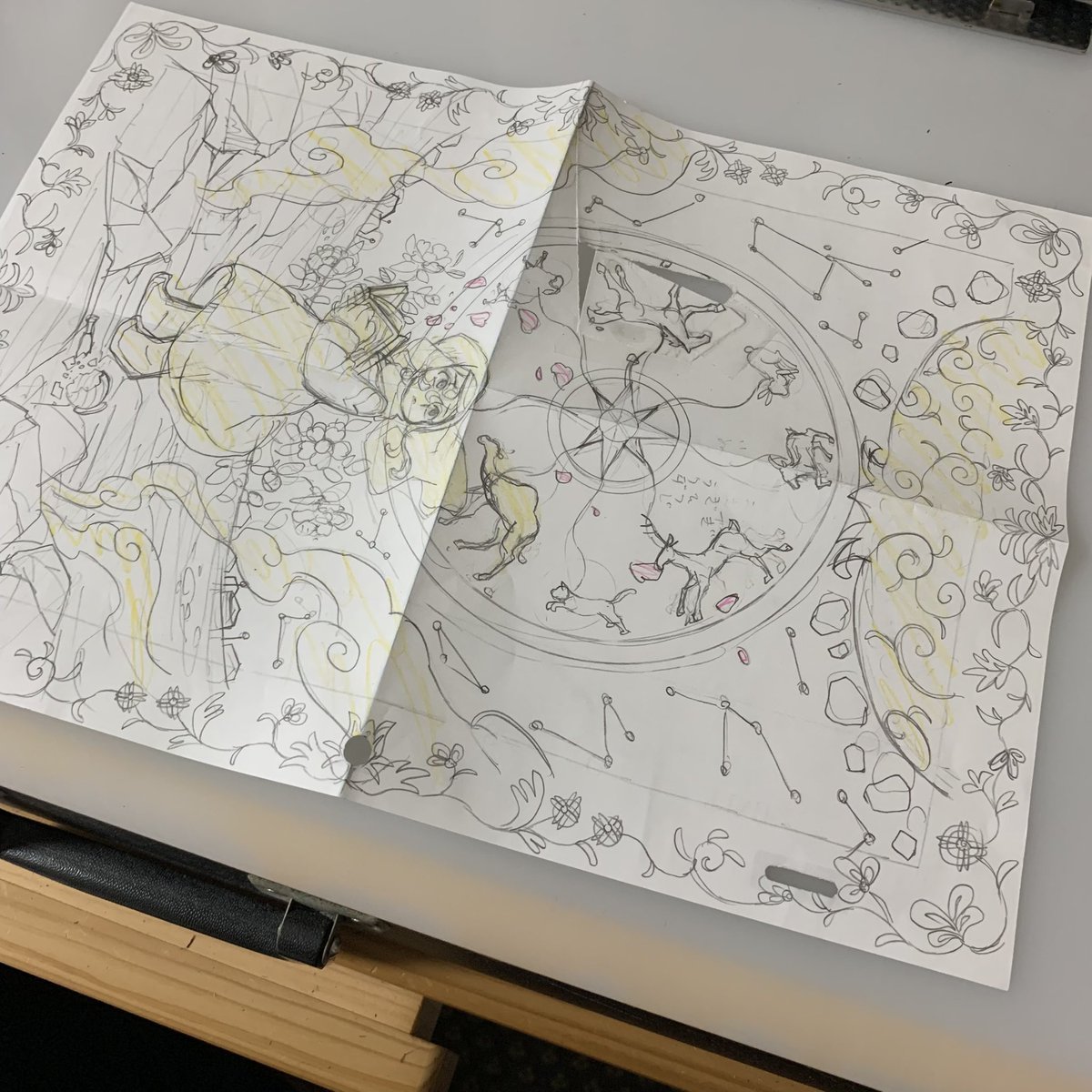 kurooimichi's tweet photo. 昨日の絵のメイキング

ラフを描く→絵の周りをペルシャ絨毯のように飾りたいと思う→下書きを2回折り1/4の部分に模様を描く→ライトボックスで下から透かせて1/2、全体に模様を写しとっていく

…すごくアナログです！！！！ https://t.co/qWFRvWDDMV