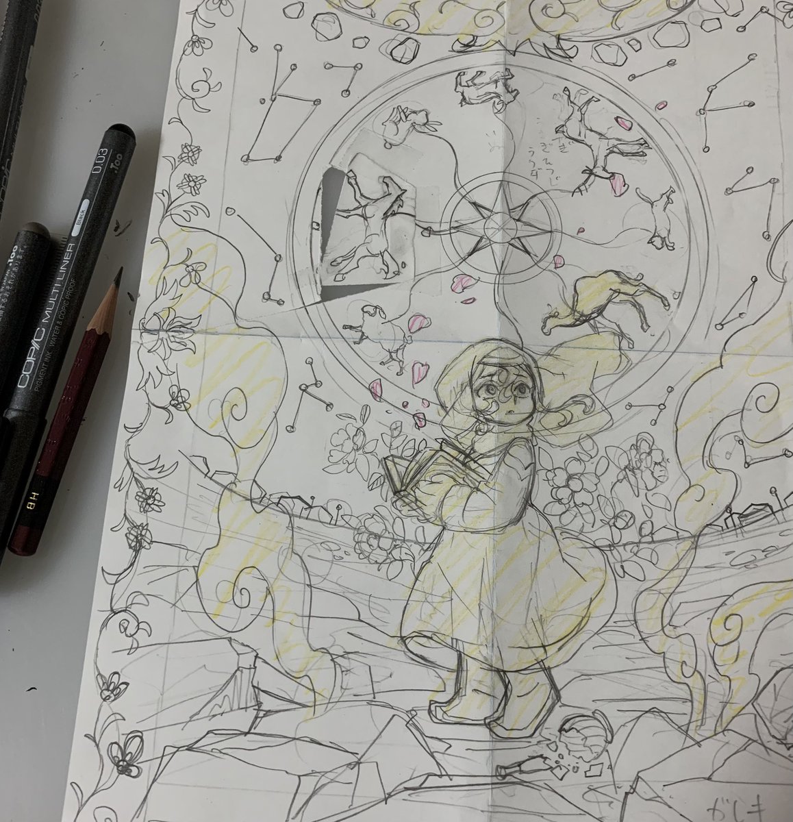 kurooimichi's tweet photo. 昨日の絵のメイキング

ラフを描く→絵の周りをペルシャ絨毯のように飾りたいと思う→下書きを2回折り1/4の部分に模様を描く→ライトボックスで下から透かせて1/2、全体に模様を写しとっていく

…すごくアナログです！！！！ https://t.co/qWFRvWDDMV