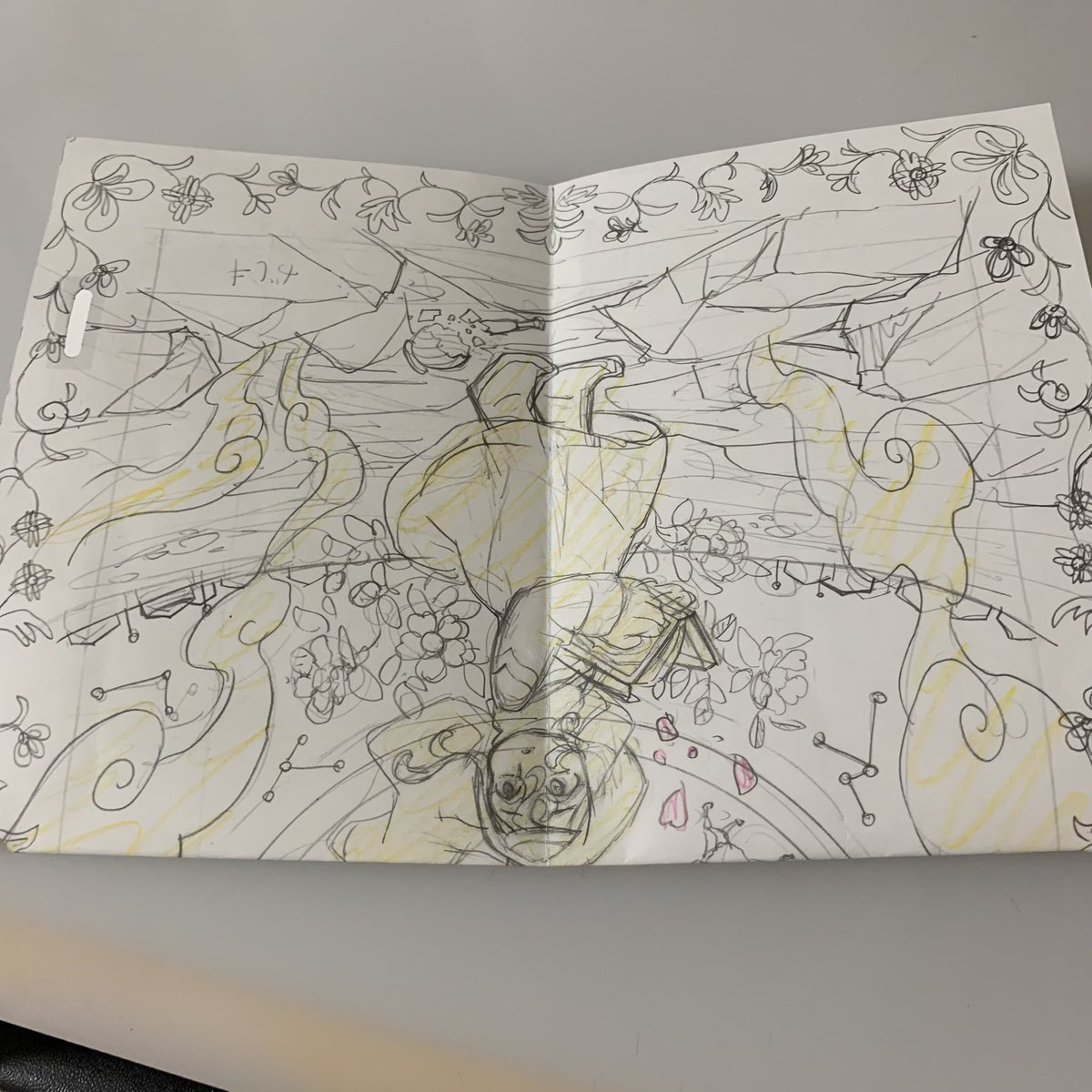 kurooimichi's tweet photo. 昨日の絵のメイキング

ラフを描く→絵の周りをペルシャ絨毯のように飾りたいと思う→下書きを2回折り1/4の部分に模様を描く→ライトボックスで下から透かせて1/2、全体に模様を写しとっていく

…すごくアナログです！！！！ https://t.co/qWFRvWDDMV