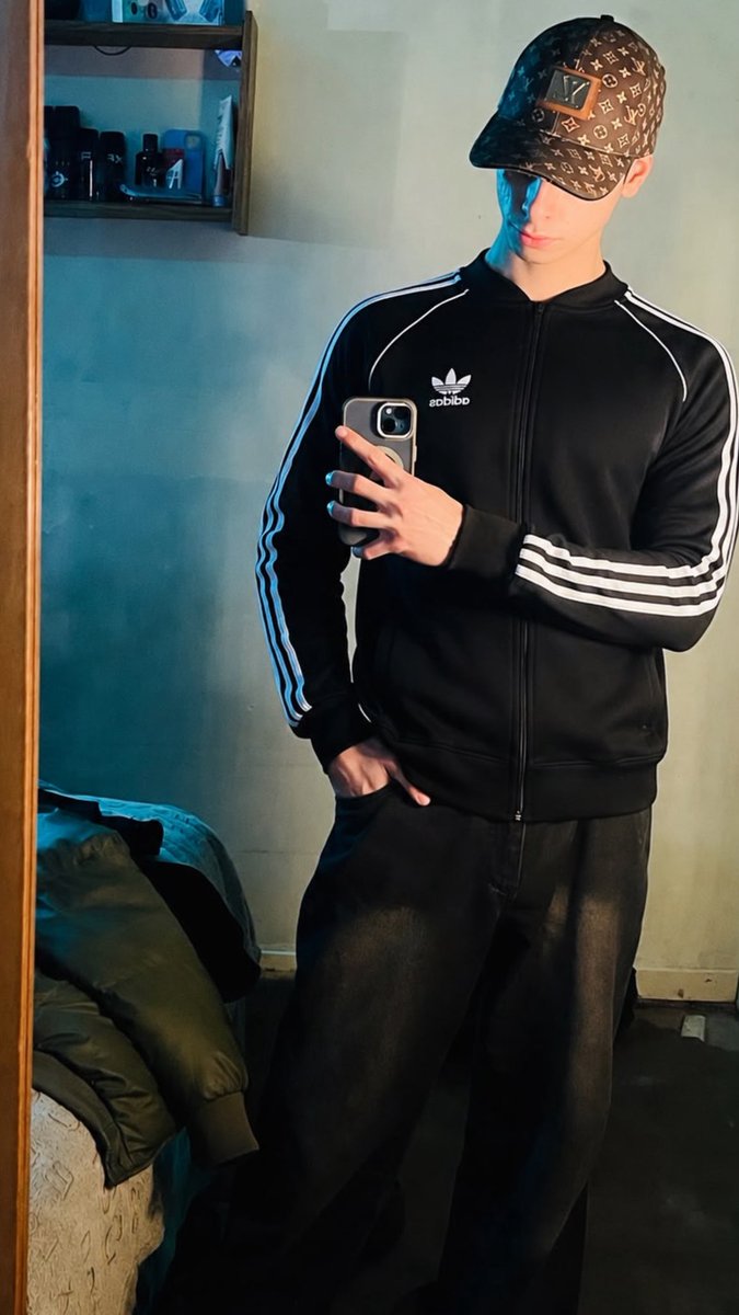 i_tlpzOF's tweet photo. @CAML_20 a man like he 😍🤭 https://t.co/Xn1P0uCW1D