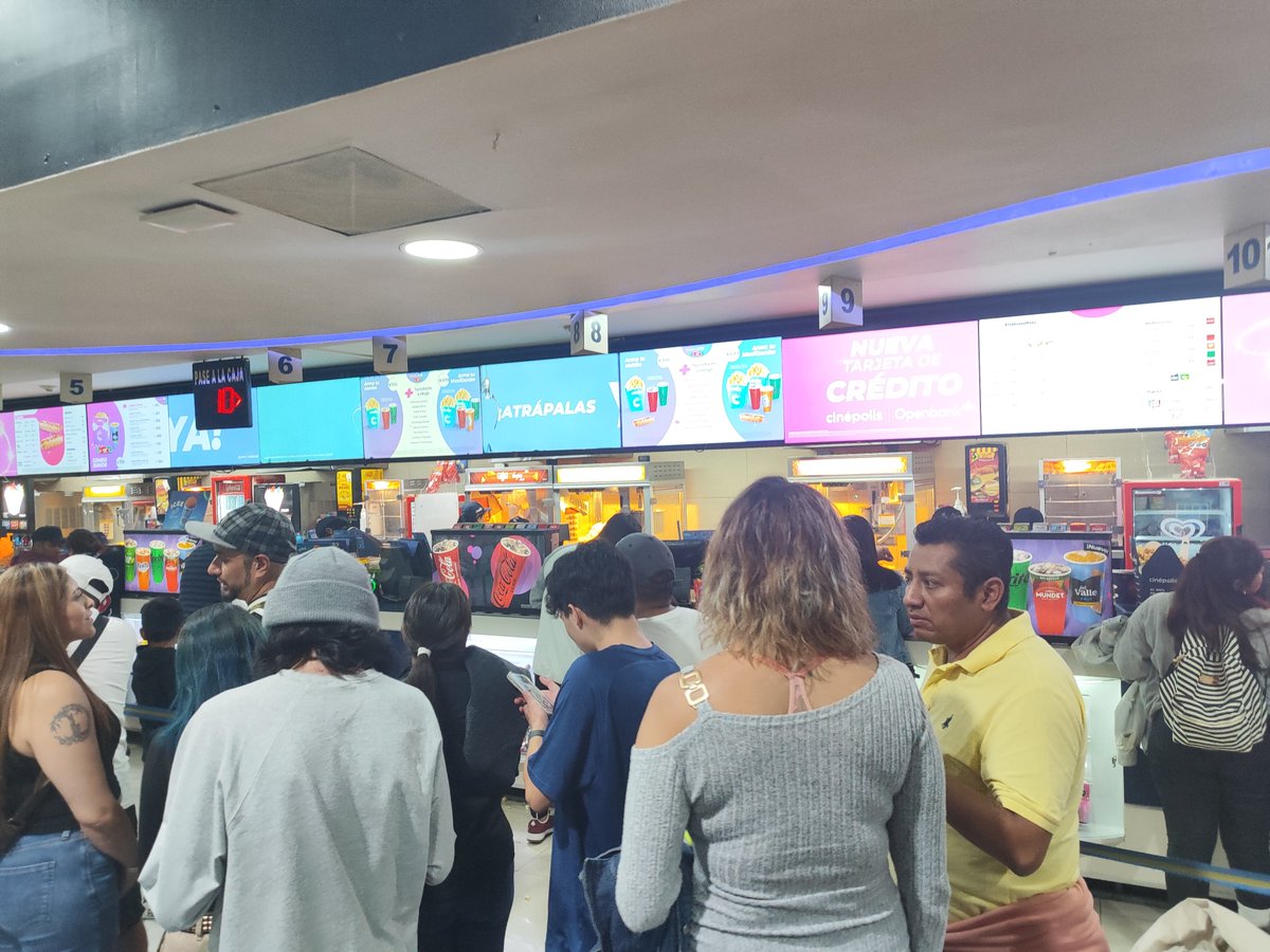 Flipflop_mx's tweet photo. @Cinepolis Tu dinámica de atención en dulceria Kiosco o fila es espantosa, más de 45 minutos para poder comprar unas palomitas o nachos, solo inspiran a esperar que salga en plataforma. https://t.co/aEJhHUSsji