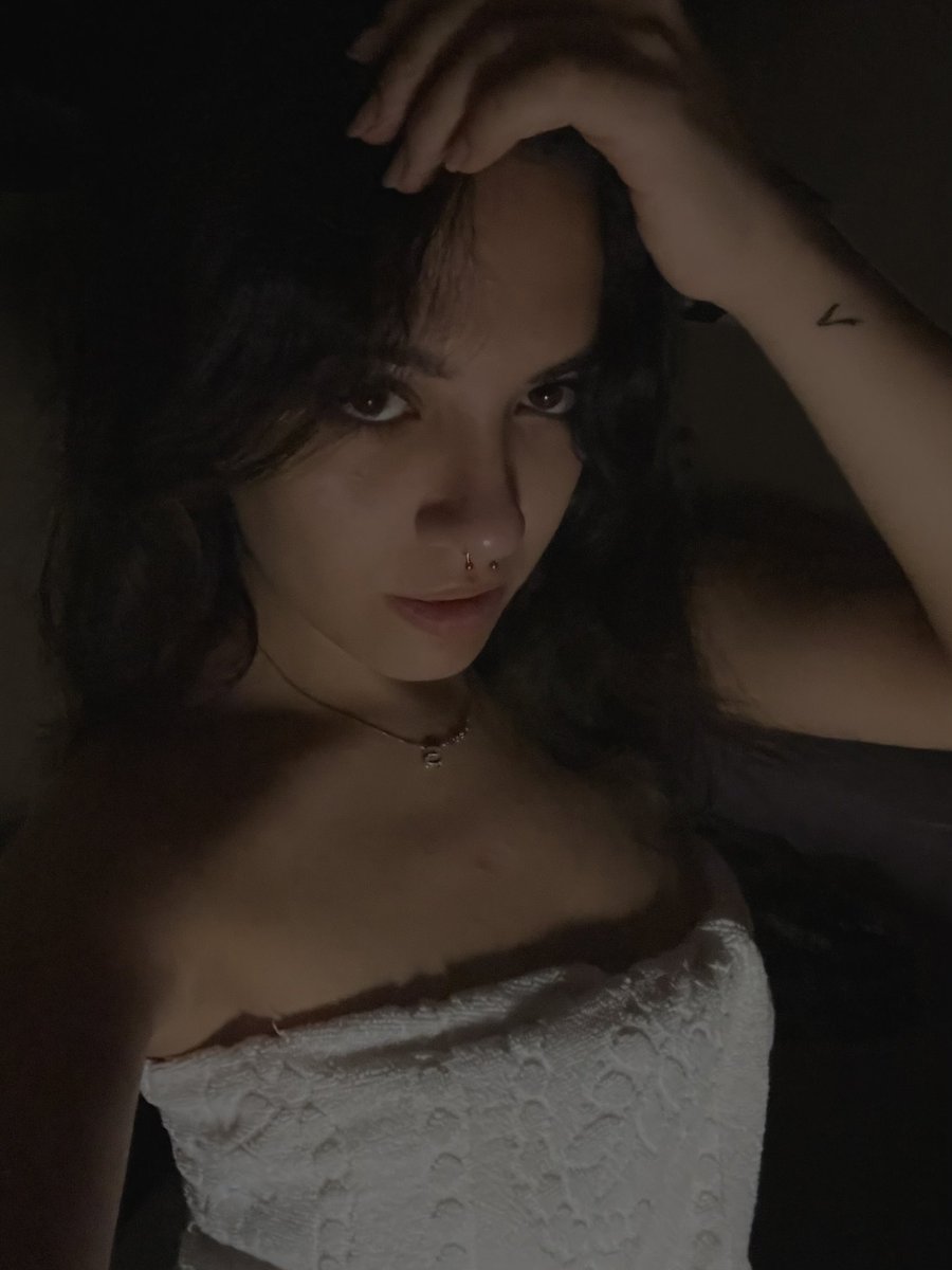 serinluvv's tweet photo. ofc i feel pretty when it’s 4 am i just had a shower no one can see me and im about to go to sleep ugh it dont make sense life’s hard https://t.co/QncVJojytY