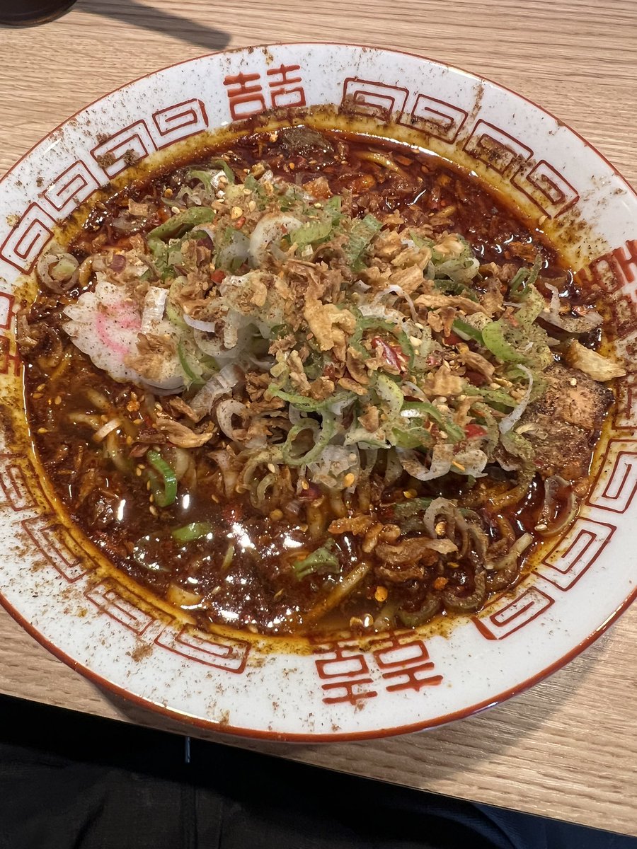 mori70gk's tweet photo. 麺や独歩 ＠昭島市中神町
"気まぐれ限定" 辛シビ麻辣麺🍜

辛い限定を求めて定期訪問🎊
真紅の見た目どおり強烈な辛味と痺れ‼️
複雑なスパイスと旨味でめちゃくちゃ美味すぎます💓
デカいチャーシューも健在です❣️
生卵に麺を潜らせ、すき焼き風👍
突き抜けた1杯に大満足の完食です🈵
#昭島 #ラーメン https://t.co/NrdYgPPvrT