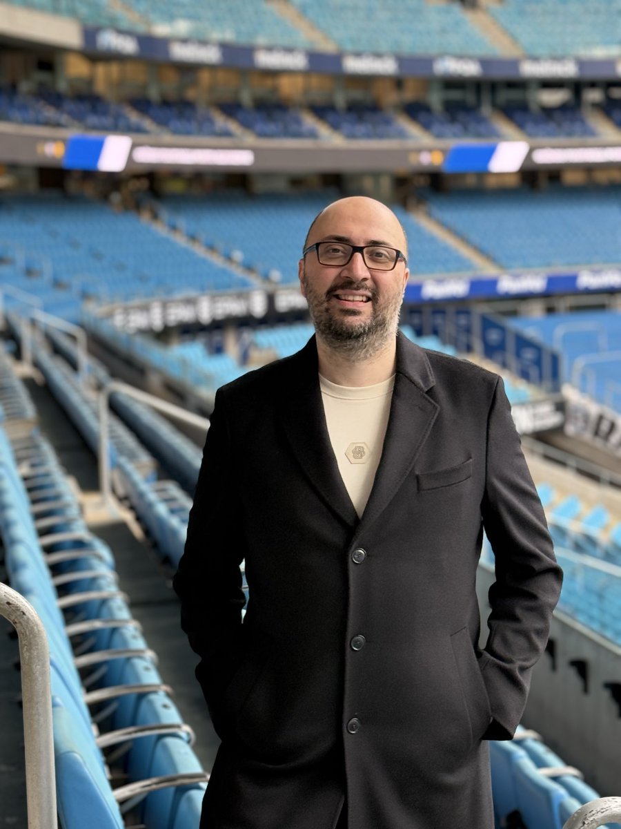 ramoni_artico's tweet photo. Apesar da derrota do time NOJENTO do São Paulo hoje em Porto Alegre, faço questão de registrar meus aplausos a todo o staff que cuida da estrutura MARAVILHOSA da Arena do Grêmio. 

Reitero um elogio que faço a tempos sobre esse estádio: A Arena do Grêmio é um dos estádios mais fantásticos para se transmitir jogo no Brasil. O único palco esportivo que considero próximo ao estádio do tricolor gaúcho é o Mineirão, em BH. 

Desde a recepção até as acomodações não tem um A para se questionar. Estacionamento amplo, infraestrutura de banheiros espetaculares com acessibilidade e limpeza contínua, diversos elevadores para a locomoção dos torcedores. Espaços amplos para comer, localização espetacular entre duas rodovias FEDERAIS, bem próximo do aeroporto. Completo.

E para mim, como imprensa, os elogios são ainda maiores. Ao todo, o estádio tem cerca de 35 cabines de transmissão. Nas fotos e vídeos mostro o tamanho delas, junto com uma infraestrutura exclusiva para os jornalistas e técnicos. Três elevadores exclusivos de cada lado dos setores de cabines (Leste e Oeste), espaço amplo para acomodação dos profissionais, com disponibilidade de som ambiente e televisão com retorno de imagem. Banheiros (no plural) exclusivos para os profissionais de imprensa. Um senhor banquete para os jornalistas com salgadinhos, água, refrigerante, sucos, e até uma garçonete para servir. Corredores amplos e acústica excepcional.

Creio que o único ponto falho é a não disponibilidade de internet cabeada gratuita. Porém, creio que possa ser melhorado esse dispositivo, já que o sinal de internet na Arena é ótimo, tanto no cabo, quanto no 5G (não tive problemas no celular, por exemplo).

Um estádio completo, avançado, que, apesar de ser chamado de arena, tem ar e conceito de estádio grande e bonito. Parabéns ao Grêmio por esse patrimônio e pela sua conservação.