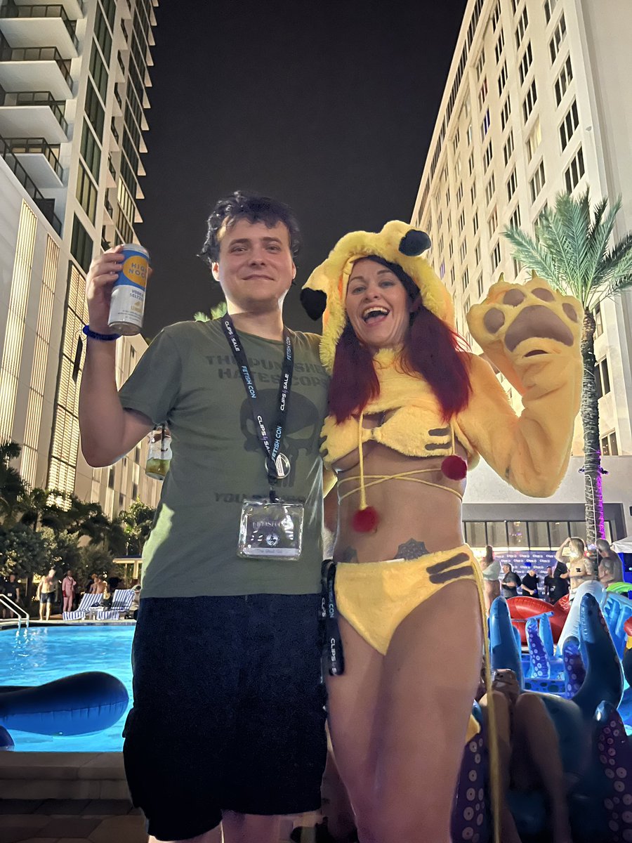 DJ_Sleepy__Boss's tweet photo. I LOVE THIS PHOTO!!! 

I feel so honored getting to take a photo with @CatherineFoxx in a fucking awesome outfit! 🤘❤️

Thank you @Lilly_Jade420 for taking the photo! 😊❤️ https://t.co/oOI4CsK3RI