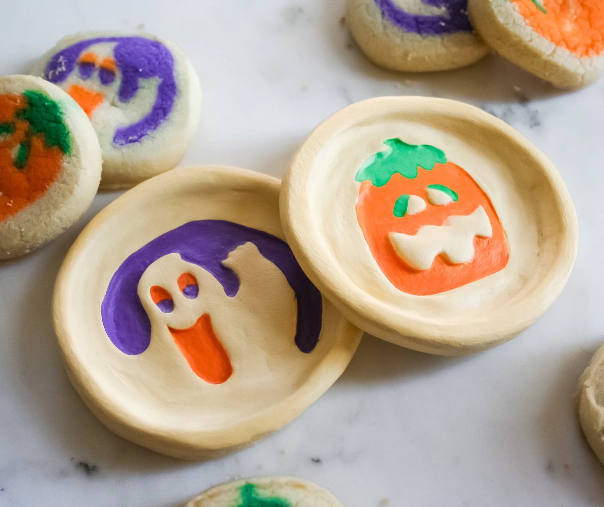 PudgyMade's tweet photo. Aww someone ordered my Halloween trinket tray set 🥹I can’t wait to make it again !! https://t.co/DpidumnWfE