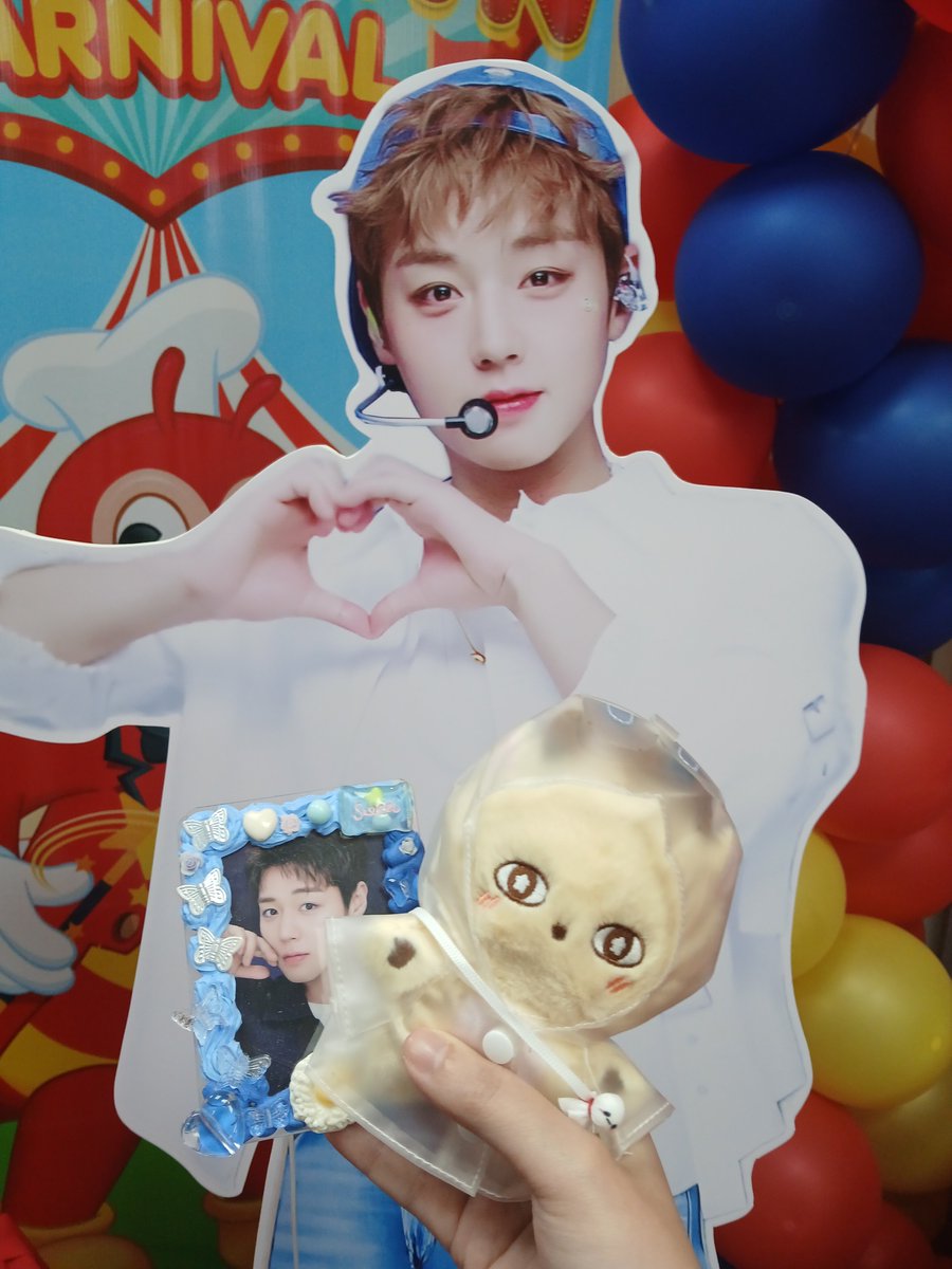 airraz14's tweet photo. Havin' a fun blast yesterday! Thank you to all fellow MAYs who make this fan gathering come true~
#BeeWithJihoon #JOLLIMAYTown
#ParkJihoon #MAY https://t.co/lUiWUVlBG3
