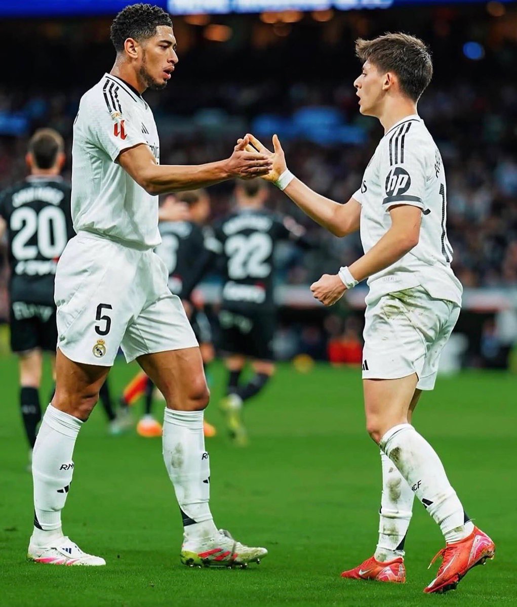 OficialDayler's tweet photo. ⚽️Pregunta seria 
¿Bellingham y Güler tienen sitio JUNTOS en el XI titular o Mourinho tendría que elegir a uno de los dos? 😬🤍👀 https://t.co/r65YBoWbyv