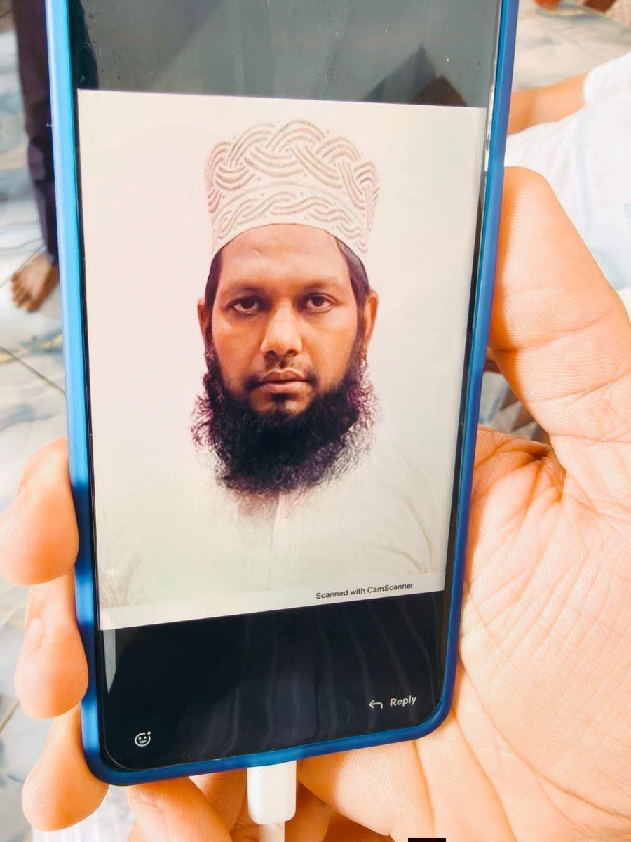 ArunKosli's tweet photo. पैसा खुदा नहीं तो खुदा से कम भी नहीं है ⚡ 👇🏿

यह मोलाना fakhrur  है बरेल दारुल इफ्ता में बैठता है 2 अगस्त को umara करने जाने वाले लोगों के साथ में 
22 लाख का फ्रॉड कर दिया है इस की तलाश जारी है 
अपने आप को मुफ़्ती कहता है इस आदमी ने 
35 उमराह करने वालों के टिकट 2 दिन पहले cancel 
कर के सारे पैसे अपने अकाउंट में rifund ले लिए हैं 
इस से पहले भी 13 जुलाई को
 यह एक बार और cancel कर चुका है 
अब इस के दो एजेंड एक मोलाना Toseef 
राजस्थान का ओर एक मोलाना मकसूद रामपुर
 मिलक का उनको public ने पकड़ लिया है 
fakhrur  ki talash जारी हे बरेली में छुपा हुआ है 
बरेली जोगी नवादा में इस का घर बताया जा रहा है
