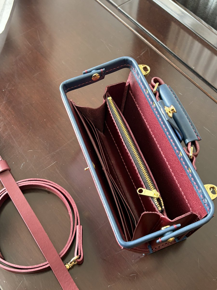 leftyhorse's tweet photo. お待たせのオーダーのお鞄です。
この組み合わせ、凄く素敵😍

バイカラーっていいですよね😉 https://t.co/XoS8OjyQGU