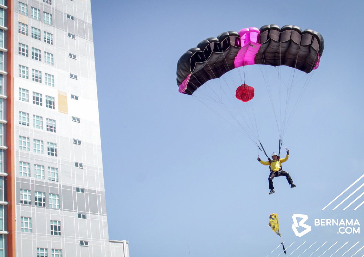 bernamadotcom's tweet photo. Usia 71 tahun bukan halangan, Jamaludin idam lakukan terjunan dari Burj Khalifa 

https://t.co/KLs3roCbag 

#BernamaNews
#BASEjump https://t.co/M79lI6ZRZy