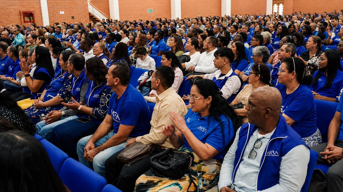 PartidoMIRA's tweet photo. 🇨🇴 Hoy, toda la bancada de congresistas del @PartidoMIRA tuvo un encuentro con los miraístas del Valle del Cauca para exaltar su trabajo, dedicación y amor por nuestra institución.

Reconocimos especialmente la labor del ingeniero @maxtovard por su liderazgo, compromiso y su invaluable aporte al fortalecimiento de nuestro partido.

#MIRA #ValleDelCauca