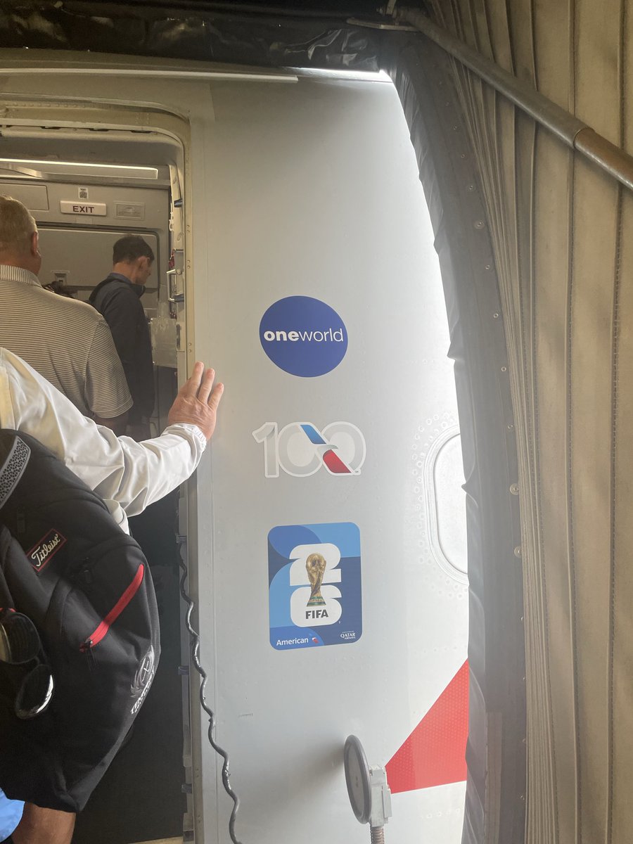 masataptrip's tweet photo. ワールドカップ仕様のアメリカン航空の機体、コカ・コーラ缶

#北中米W杯観戦記 #FIFAWorldCup #daihyo https://t.co/c6hbhFKj3j