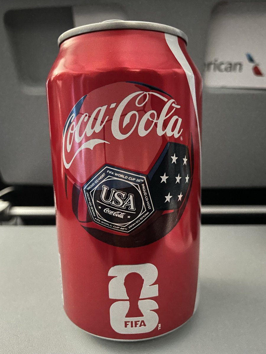 masataptrip's tweet photo. ワールドカップ仕様のアメリカン航空の機体、コカ・コーラ缶

#北中米W杯観戦記 #FIFAWorldCup #daihyo https://t.co/c6hbhFKj3j