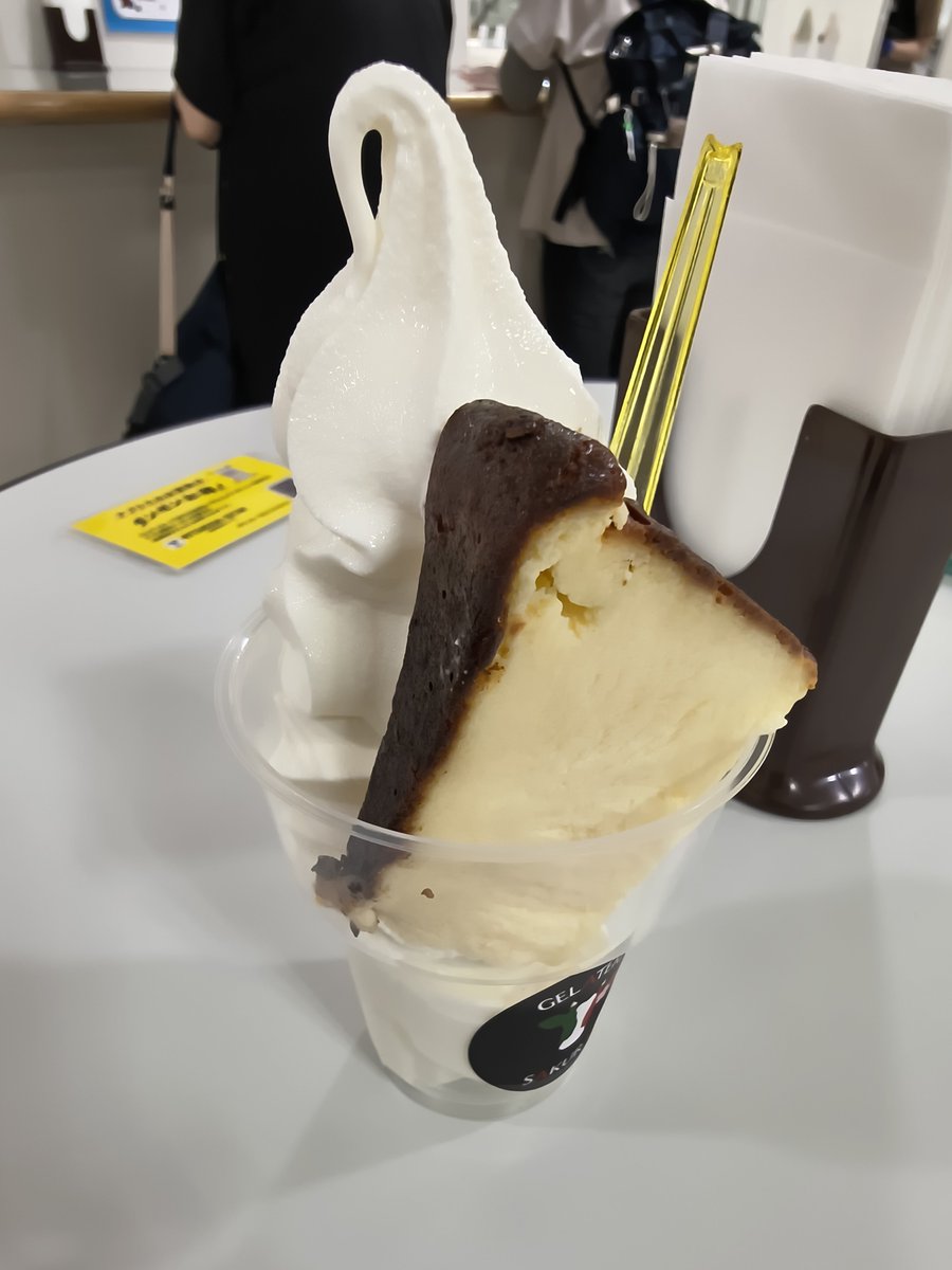 frozen_cls's tweet photo. バスクチーズケーキソフト🍦 https://t.co/X6nheCJu7E