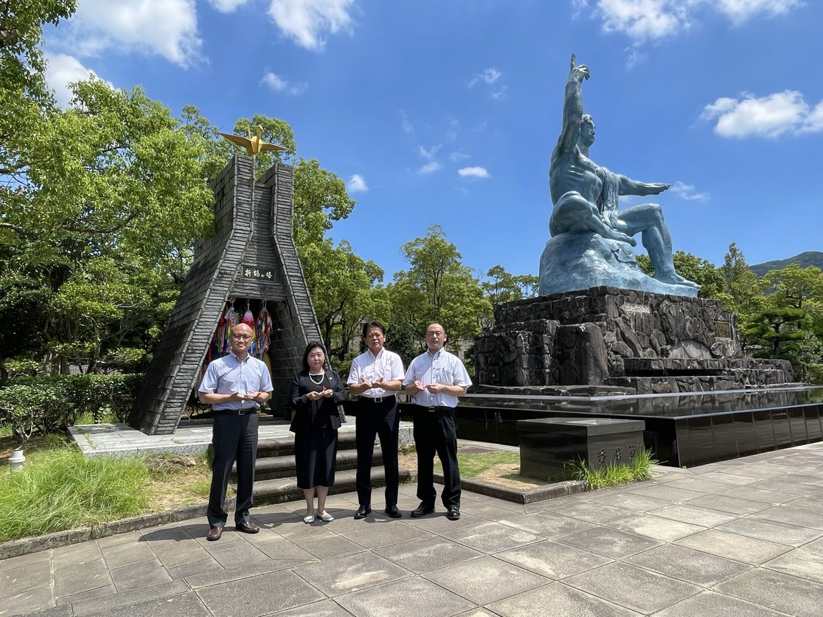 pray_for_one's tweet photo. 8月9日平和への祈り、戦後81年長崎【原爆の日】お水を供え祈りの一日がはじまります。投稿画像は2023年長崎慰霊と祈り訪問の様子です。PRAY for (世界平和) #長崎原爆の日 #世界平和 #PRAYforONE #祈り鶴 #祈りの一日 https://t.co/0WWT2o5cHY